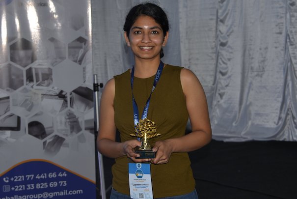 Durva Naik poses with her award